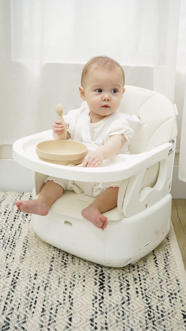 SWRISのトレーで食事をする子ども