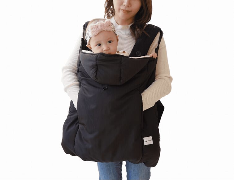 抱っこでHUGWARMERを使う親子
