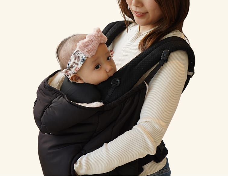 HUGWARMERを抱っこ紐に取り付ける親子