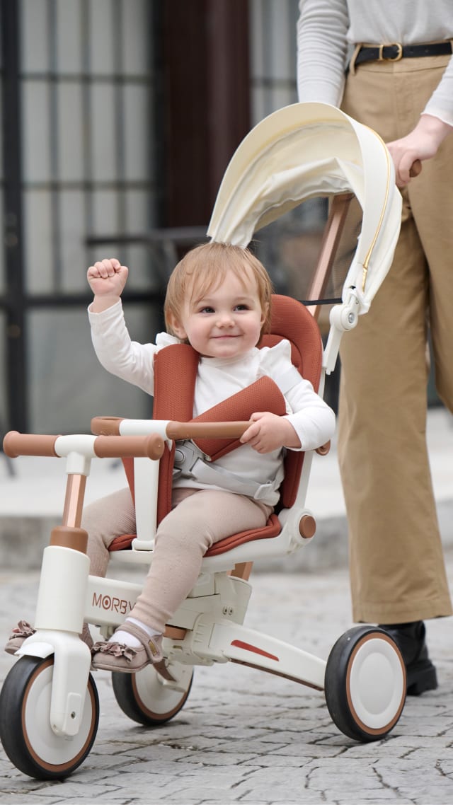 ホワイトのMORBYに乗る子ども