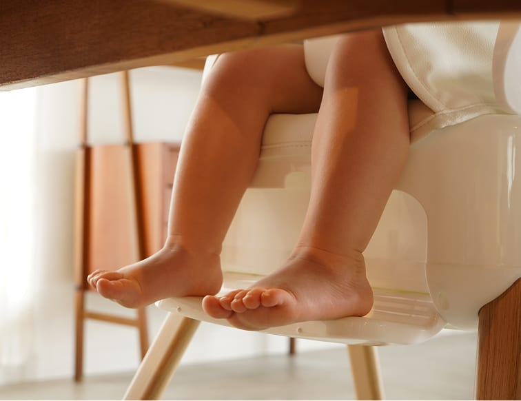 足置きに足を置いて座る子ども