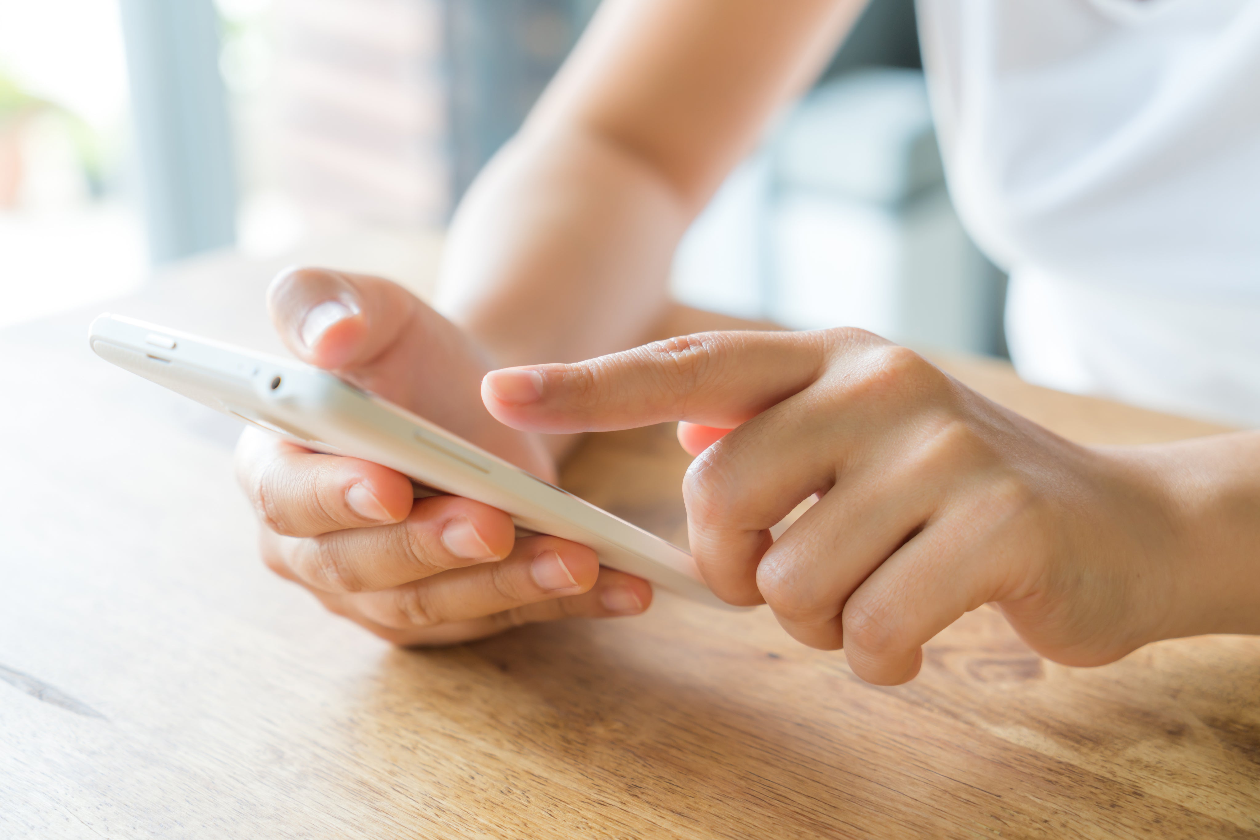 スマートフォンでLINE公式アカウントを見る手元